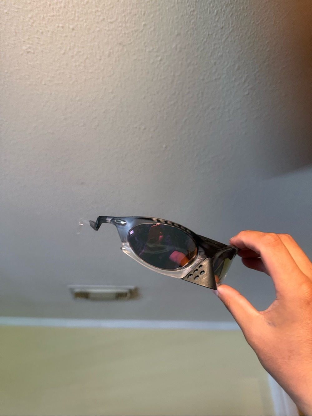 Sporty Black Wrap Sunglasses with Mirrored Lenses Oakleys